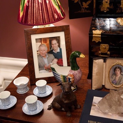 Три короля: принц Чарльз показал редкий снимок с сыном и внуком