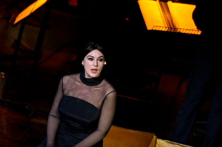 Подобна греческой диве: завораживающая Моника Беллуччи в черном прозрачном платье-футляре
