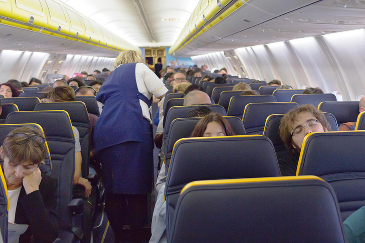 «Никогда не прикоснусь!»: стюардесса назвала самое грязное место в салоне самолета