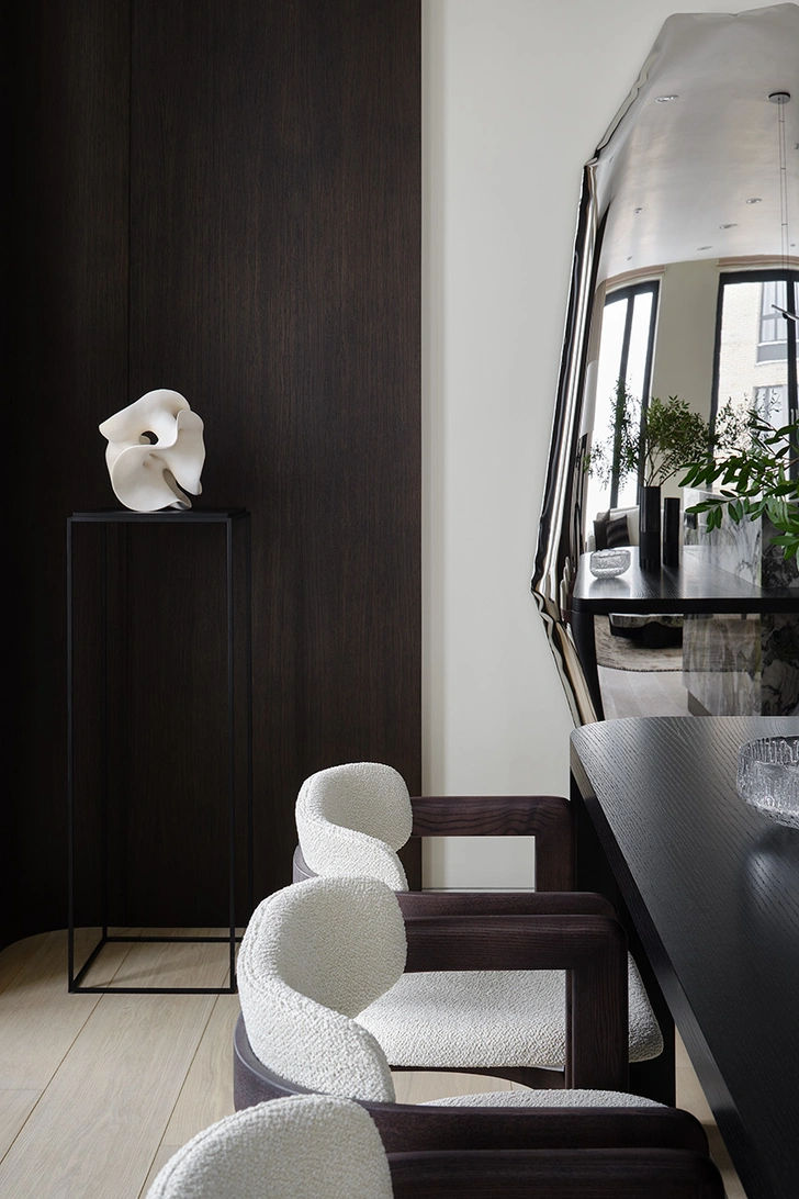 Зеркальный арт-объект Tafla от Zieta. Стулья, Gallotti & Radice, в обивке от Dedar, галерея дизайна Fifth Avenue. Скульптура, галерея Beke. | Источник: Cергей Ананьев стиль: Наталья Онуфрейчук 