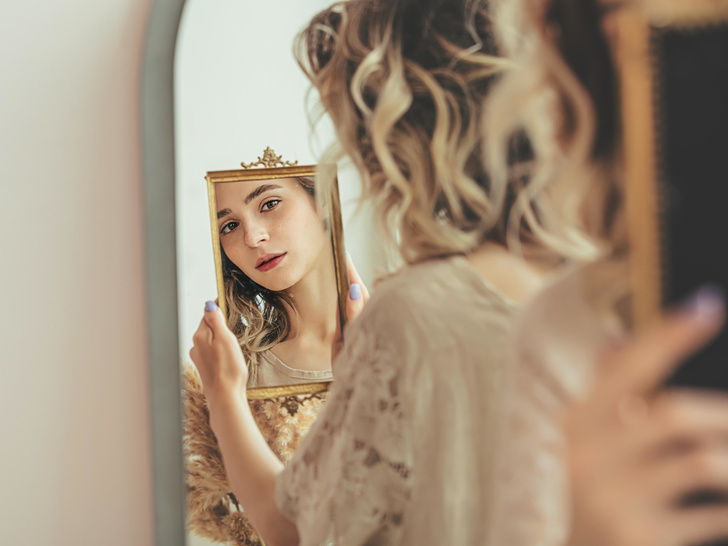 Тревожное суеверие: 7 самых популярных примет с зеркалами (и что они значат на самом деле)