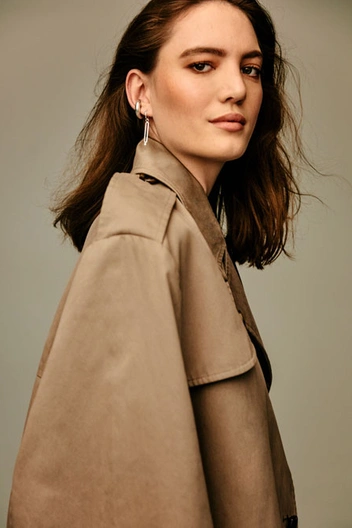 Пальто MIKAGE SHIN, обувь Labucq, серьги Saskia Diez и Jennifer Zeuner