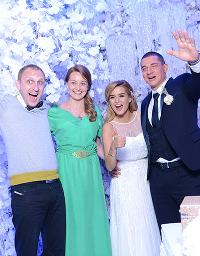 Молодожены с Гавриилом Гордеевым и его женой | Источник: Максим Ратников