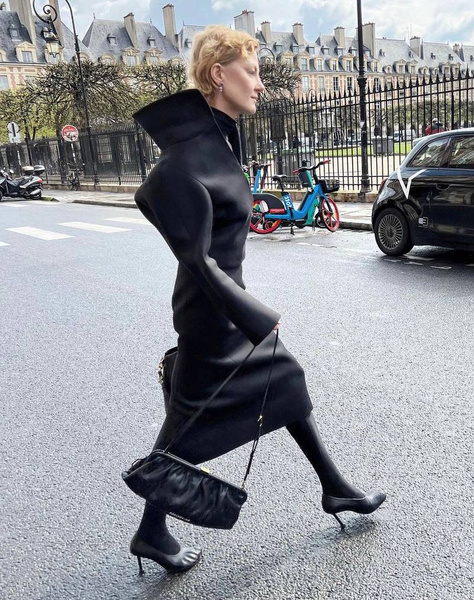 «Мыслями в России»: Рената Литвинова в наряде от Balenciaga за тысячи долларов грустит, гуляя по Парижу