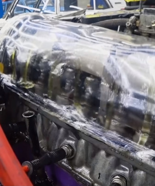 Русские умельцы сделали мотор автомобиля прозрачным и удивились, как там все работает (видео)