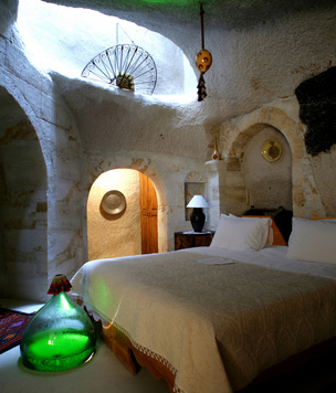 Удивительный отель с номерами в пещерах в Турции