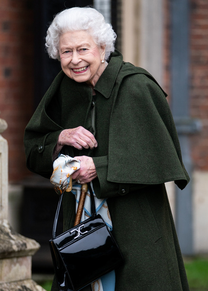Фото №1 - Назвала следующую королеву и почтила память мужа: как Елизавета II отметила 70-летие своего правления
