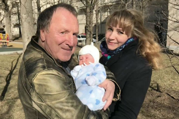 Сейчас Владимир воспитывает маленькую дочь