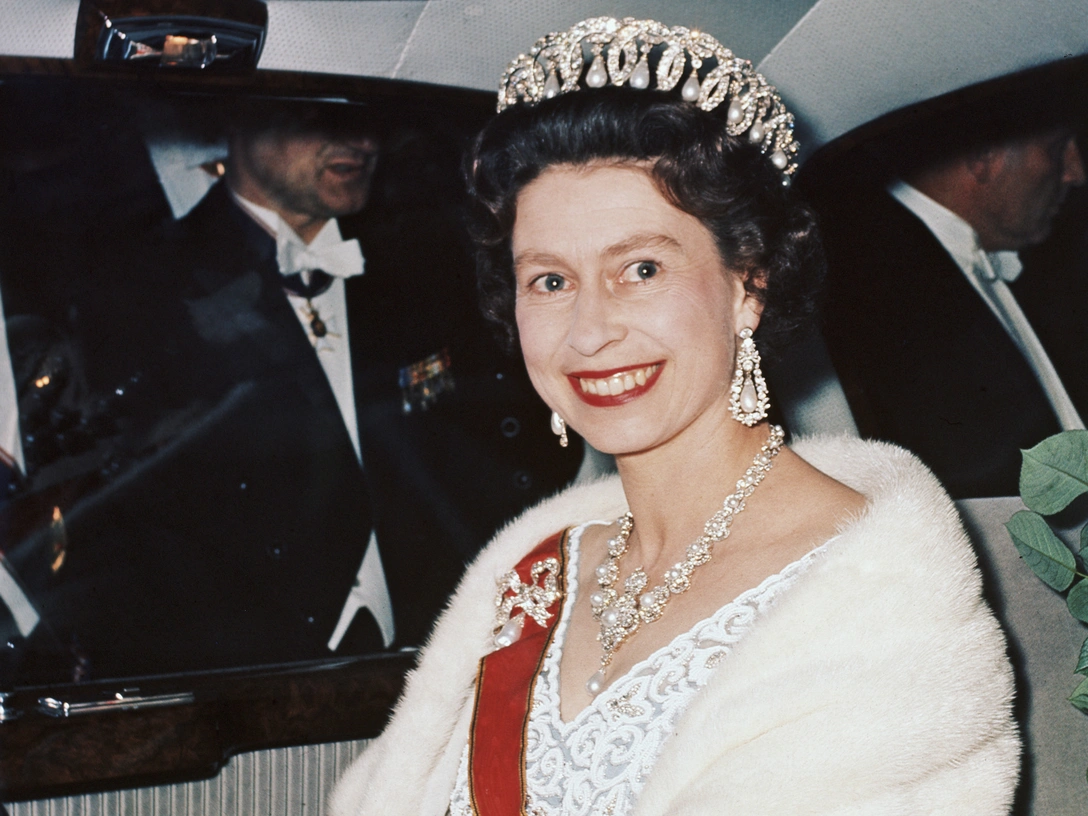 Елизавета II в Юбилейном ожерелье и броши королевы Марии покидает замок Августусбург в Брюле, Германия, после государственного приема, май 1965 | marieclaire.ru