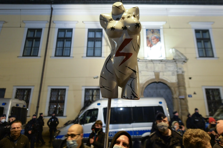 Польшу снова захлестнули митинги после вступления запрета на аборты