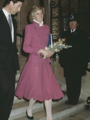 Принцесса Уэльская в костюме Jasper Conran в сопровождении мужа покидает Альберт-Холл, декабрь 1982