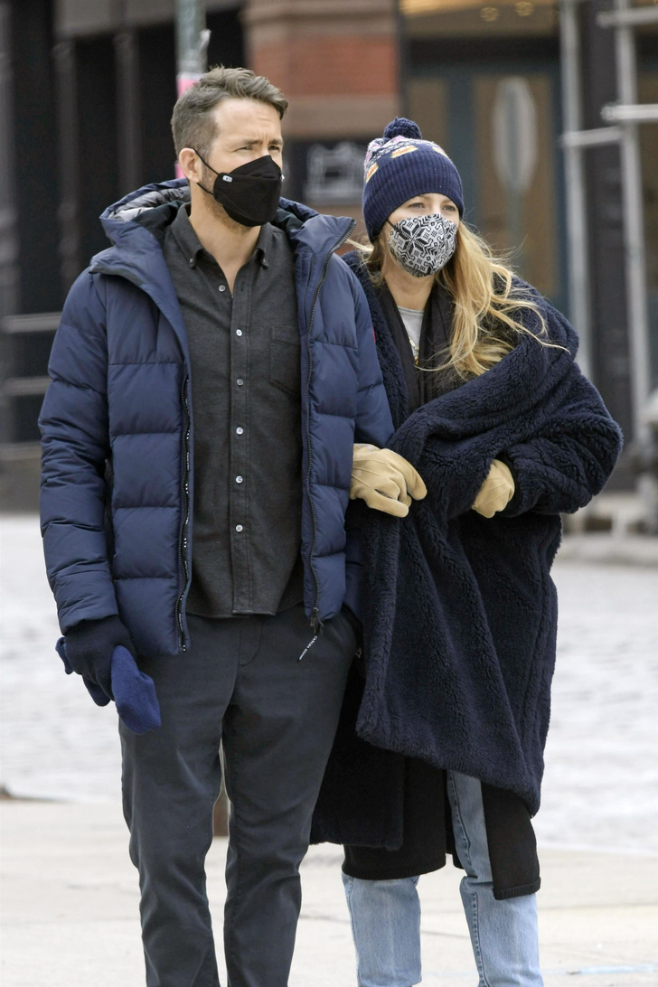 Уютная мода: Блейк Лайвли в плюшевой шубе и скандинавской вязаной шапке гуляет с мужем
