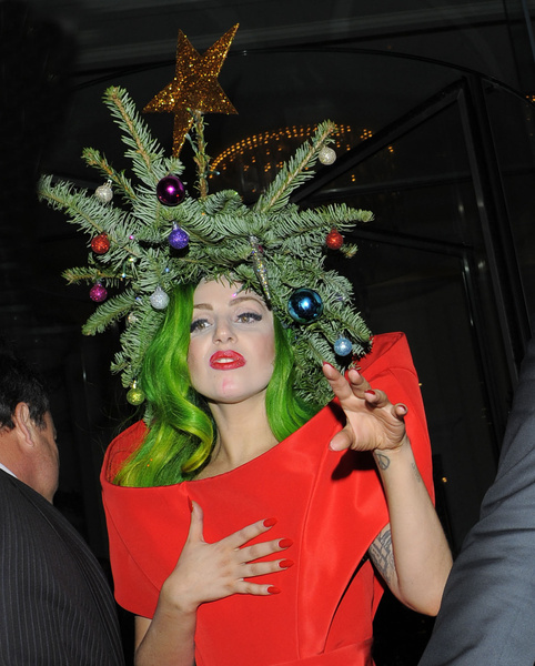 Платье с мишурой и елка на голове: самые безумные новогодние образы звезд