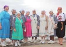 «Бурановские бабушки» продают рукодельные сувениры