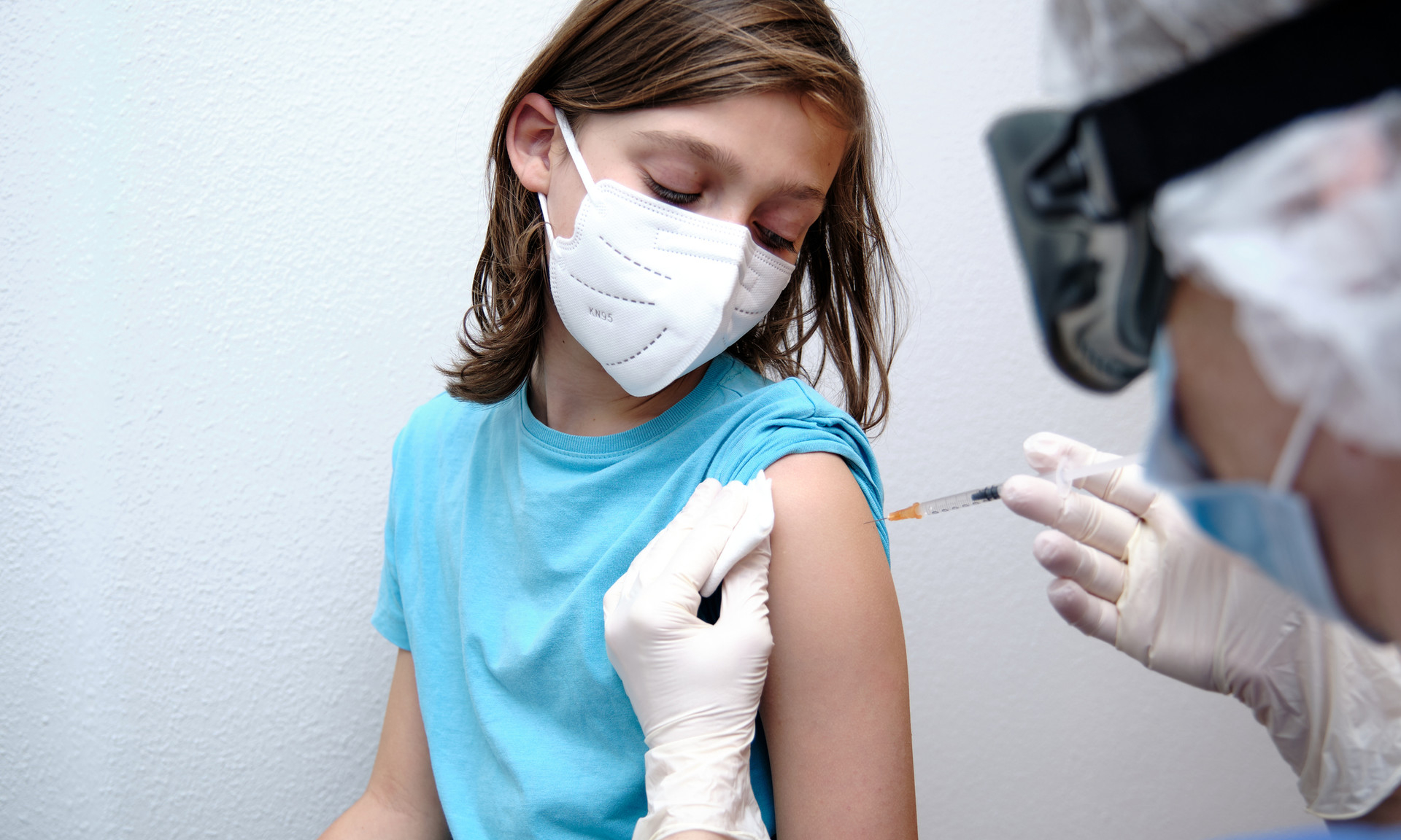 Первые 1500 подростков привились вакциной от COVID-19 в Москве