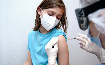 Первые 1500 подростков привились вакциной от COVID-19 в Москве