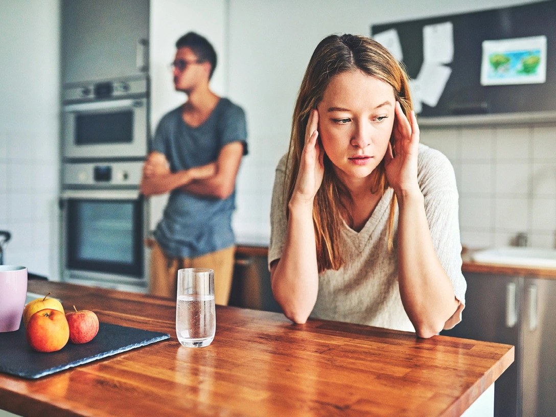 8 неверных тактик в общении, которые всегда ведут к конфликту | marieclaire.ru