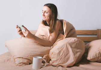 Эксперт назвал неожиданную опасность зарядки смартфона под подушкой
