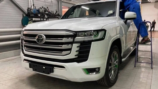 Фото нового Toyota Land Cruiser 300 появились в Сети раньше времени