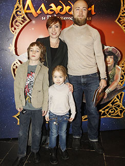 Тутта Ларсен с мужем Валерием, сыном Лукой и дочкой Марфой.