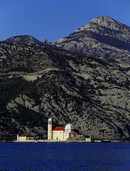 Остров серебра в Черногории: собрание из 1427 благодарственных пластин