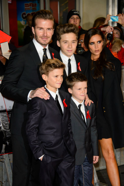 Дэвид и Виктория Бекхэм с сыновьями