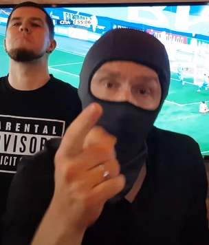 Сергей Шнуров высмеял Fan ID новой песней