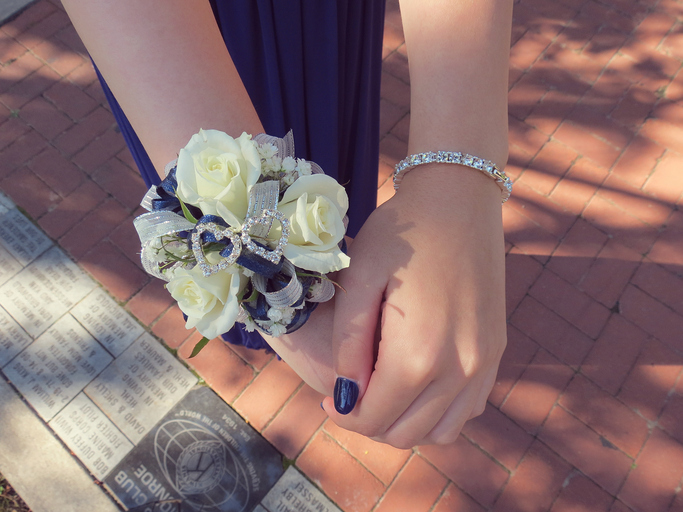 Браслеты для подружек невесты: новомодные аксессуары своими руками