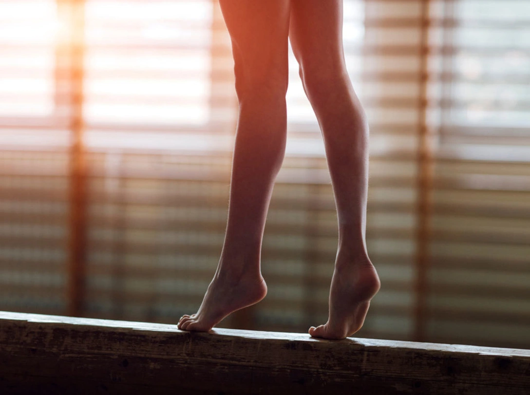 Советы остеопата: как избавиться от косточки на ноге | marieclaire.ru