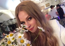 Светлана Ходченкова примерила подвенечный наряд