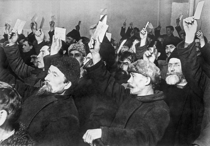Депутаты волостного совета рабочих, крестьянских и красноармейских депутатов голосуют на выборах в волостной исполнительный комитет в 1927 году.