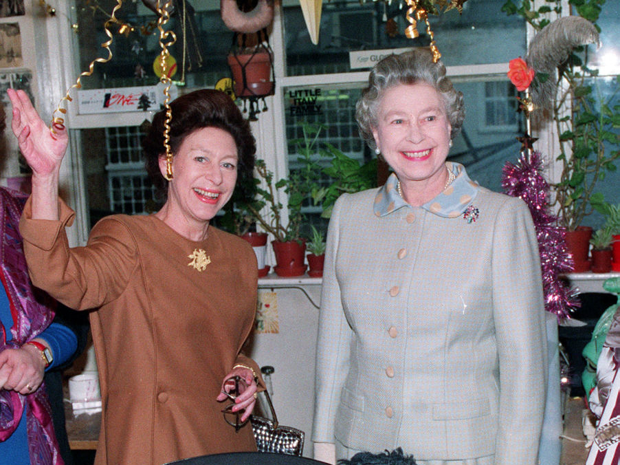 Принцесса Маргарет и Елизавета II в Королевском театре «Ковент-Гарден», 17 декабря 1991 | marieclaire.ru