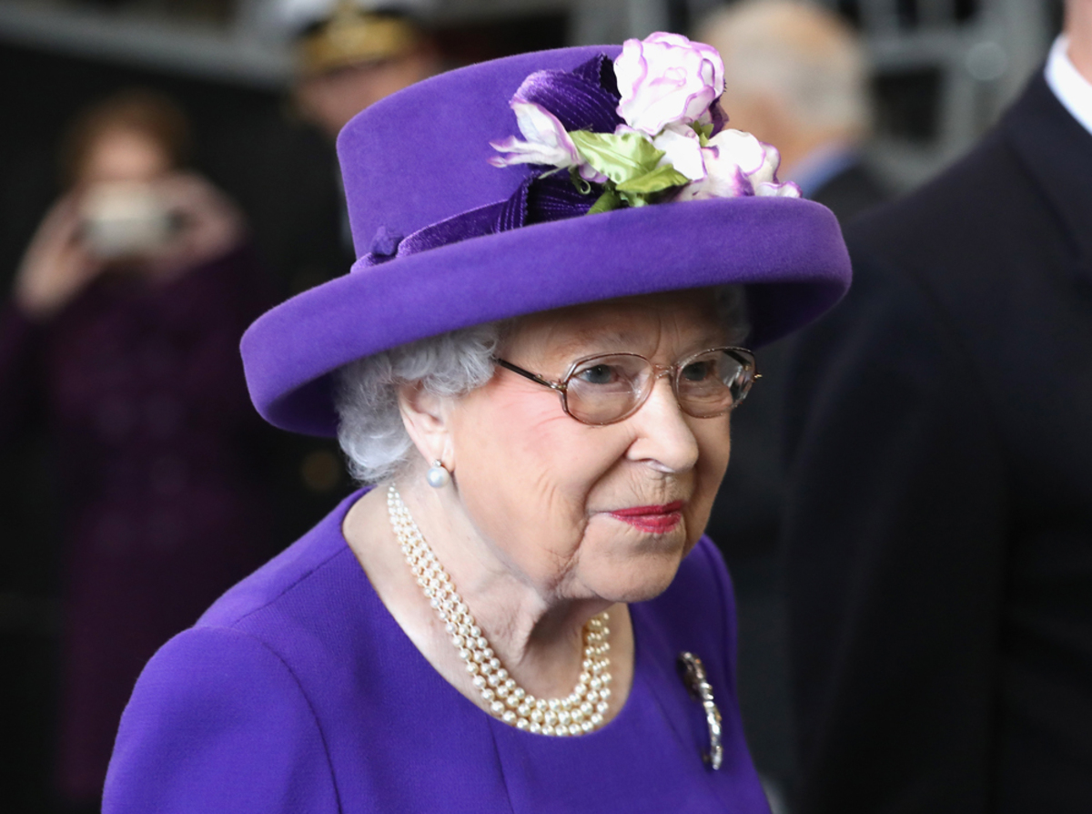 Какое украшение Елизавета II носит практически постоянно (но вы не  замечали) | MARIECLAIRE