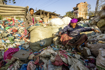 Грязь под крышей мира: как туристы помогают Катманду стать чище