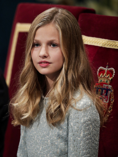 Прекрасна даже в старом платье! 15-летняя будущая королева Испании Леонор поражает красотой и скромностью