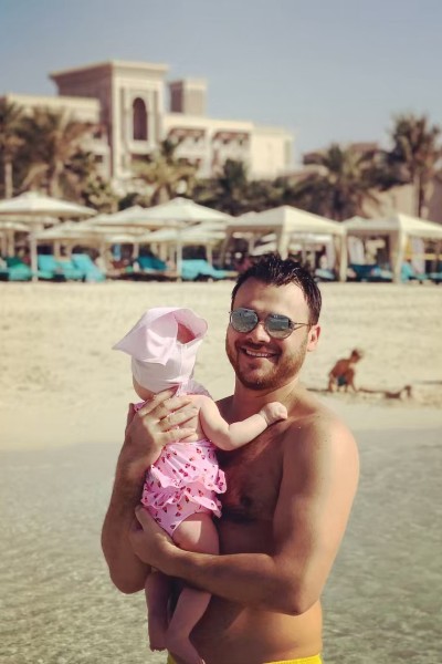 Эмин Агаларов взял в Дубай только младшую дочь
