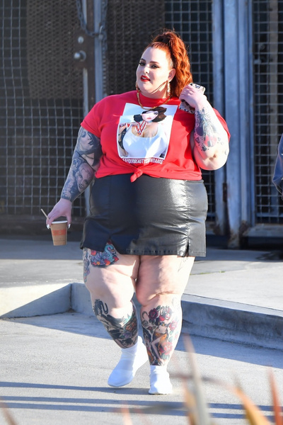 155-килограммовая Тесс Холлидей гуляет в кожаном мини на фоне слухов о разводе с мужем