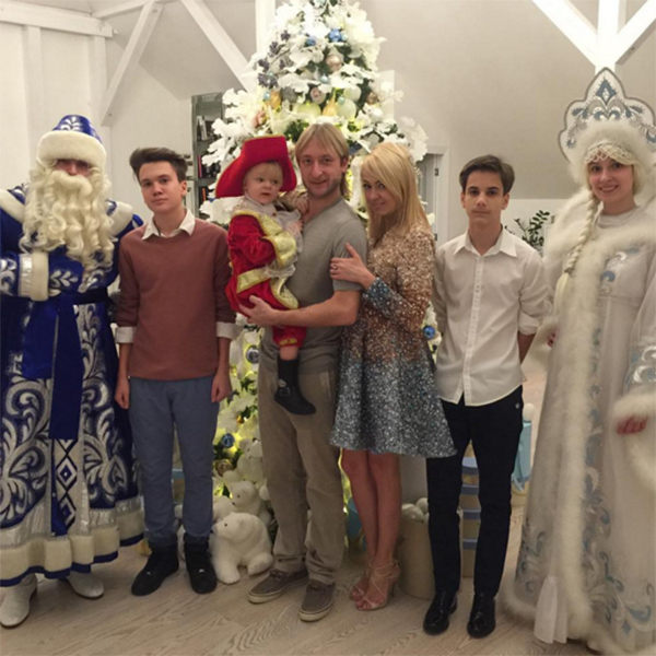 В канун Нового года Яна Рудковская показала старших сыновей Андрея и Николая, которые не очень любят позировать для фото