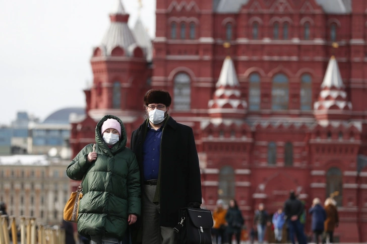 «Итальянцы чмокались и перезаражались, а мы друг друга терпеть не можем»: почему россияне не боятся пандемии