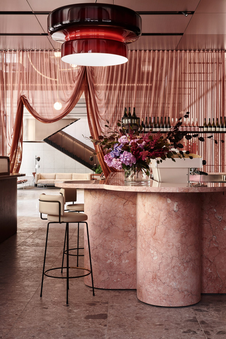 Новый бар в Мельбурне в розово-брусничных тонах