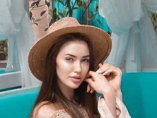 Беременная Анастасия Костенко в нюдовом боди снялась с дочерью