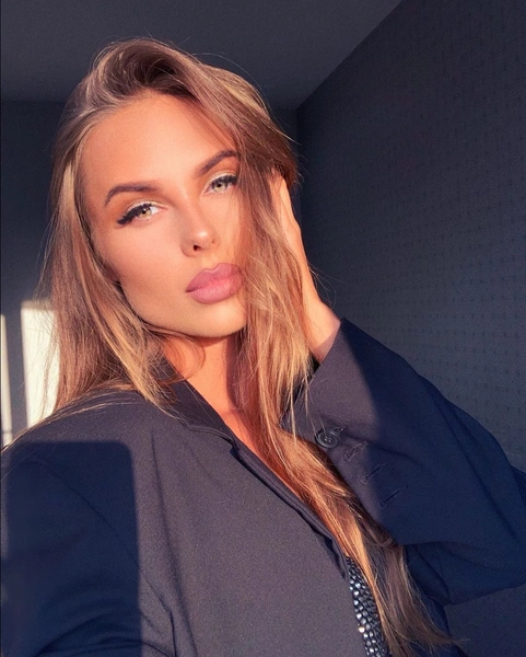 Ханна любит примерять яркие образы | woman.ru