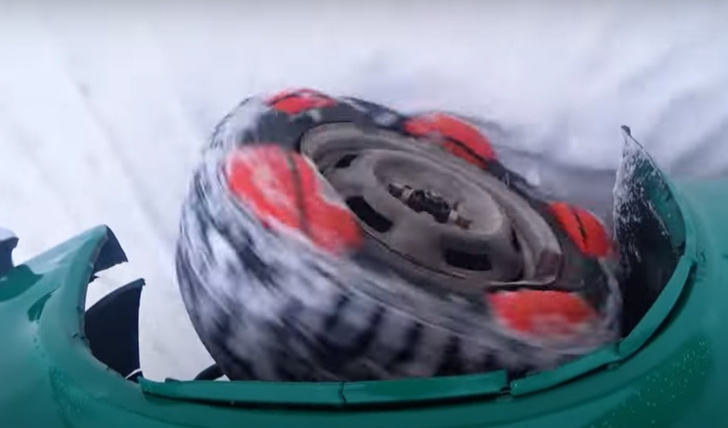 Русские умельцы соорудили автомобилю колеса из мячей для футбола и баскетбола. Далеко ли уехало это чудо? (видео)