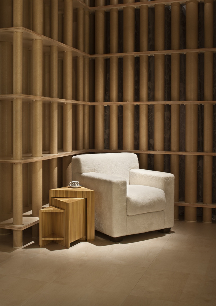 Кресло и cтолик с потайными ящичками, дизайн Жан-Мишеля Франка для Hermès.