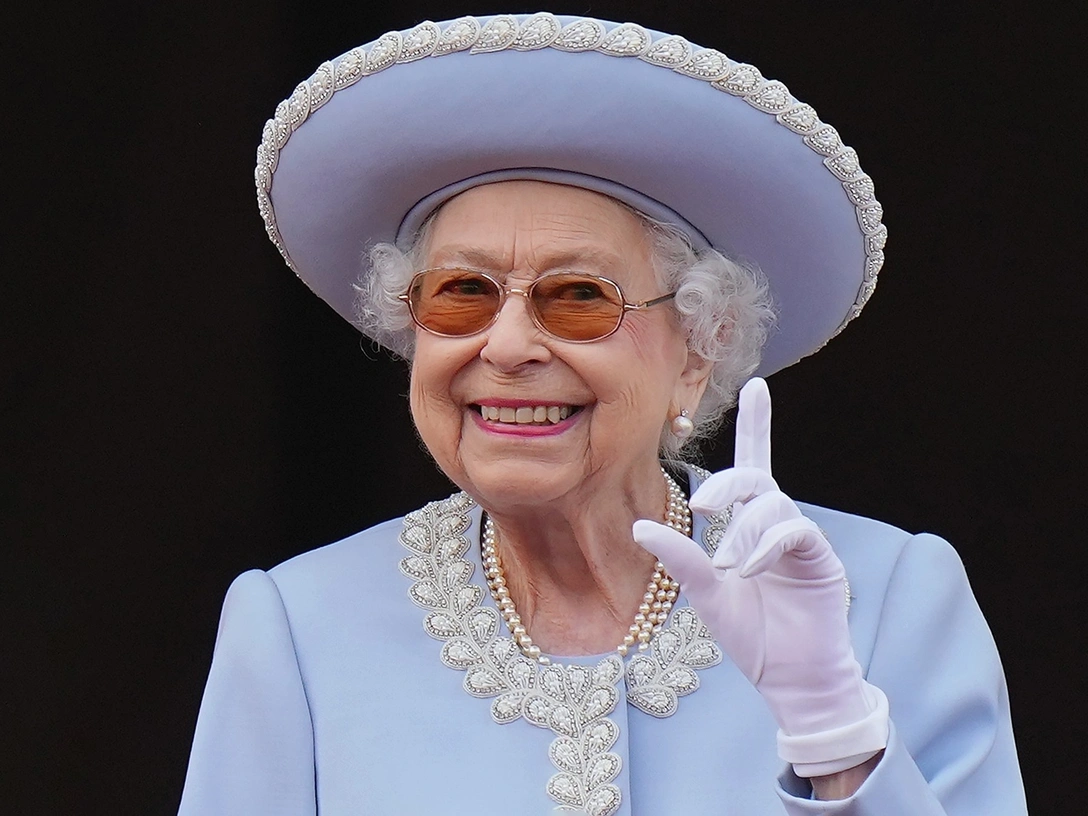 Елизавета II на параде в честь платинового юбилея ее правления в Букингемском дворце, 2 июня 2022 | marieclaire.ru