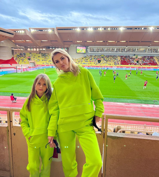 Боня с дочкой в одинаковых нарядах сходили на футбольный матч