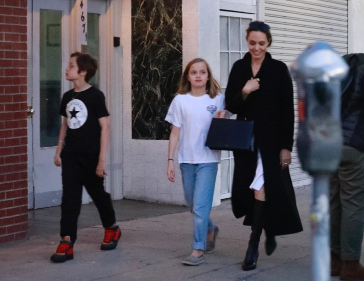 Анджелина Джоли куталась в пальто на прогулке, пока ее дети шли в футболках