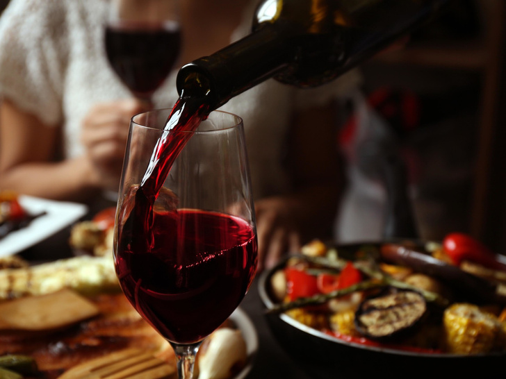 Вечно красивая: 7 полезных свойств в бокале красного вина, которые продлевают молодость