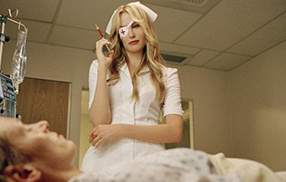 10 сексуальных образов медсестер в кино