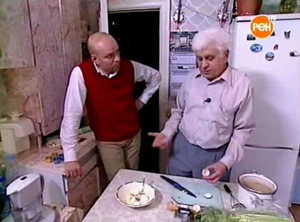 Григорий Шевчук готовит вместе с участником передачи